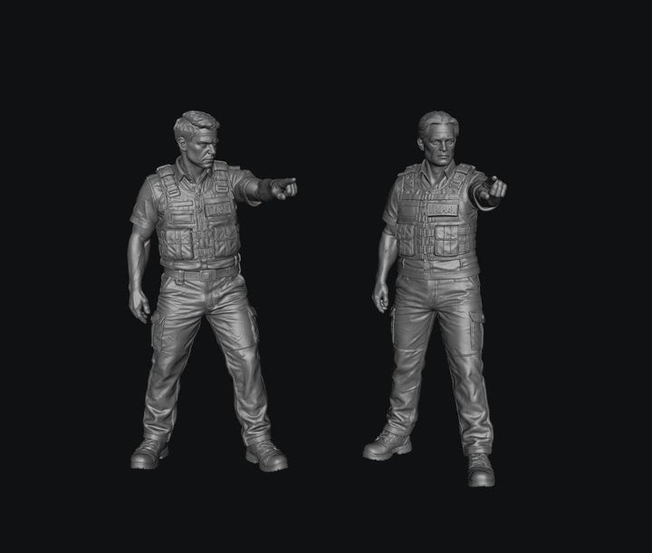 SMF9538 Male &amp; Female Police Officer Pointing