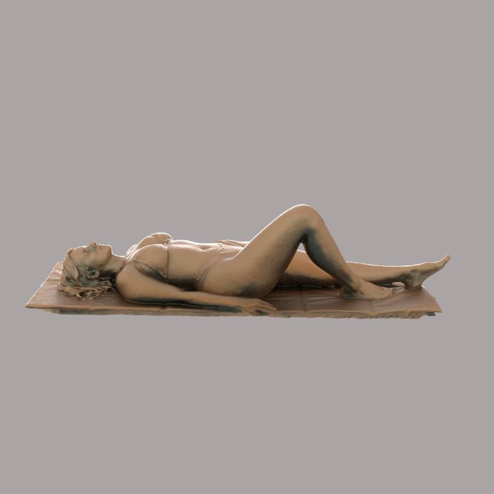 MM2072 Girl on Towel beach/garden Figure