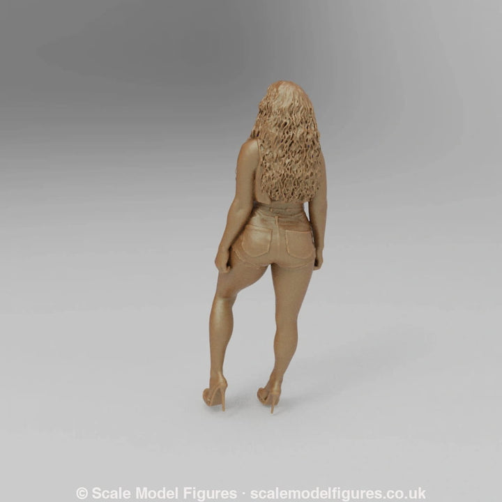 SW3010 Girl in Shorts - Figure