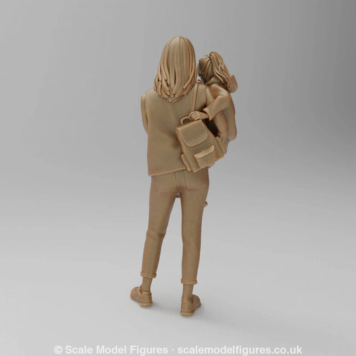 SW883 Mum holding Daughter - Figure