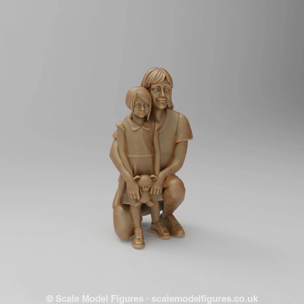 SW884 Mum kneeling with Daughter - Figure