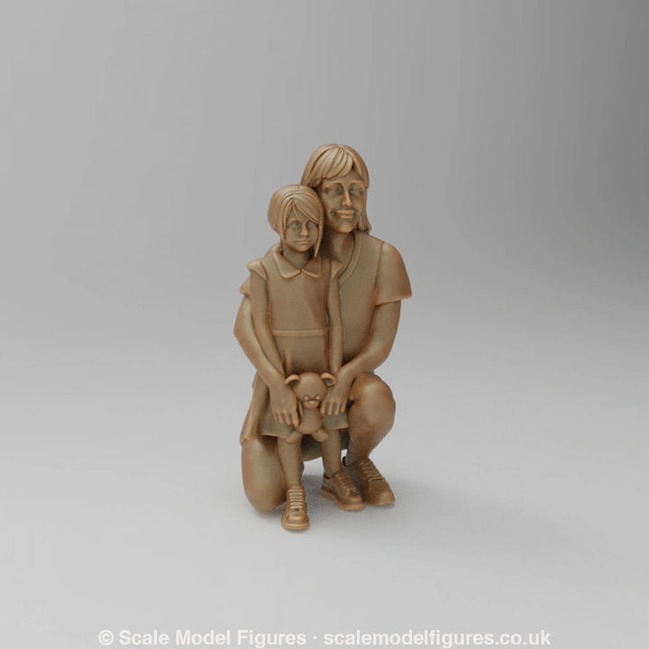 SW884 Mum kneeling with Daughter - Figure