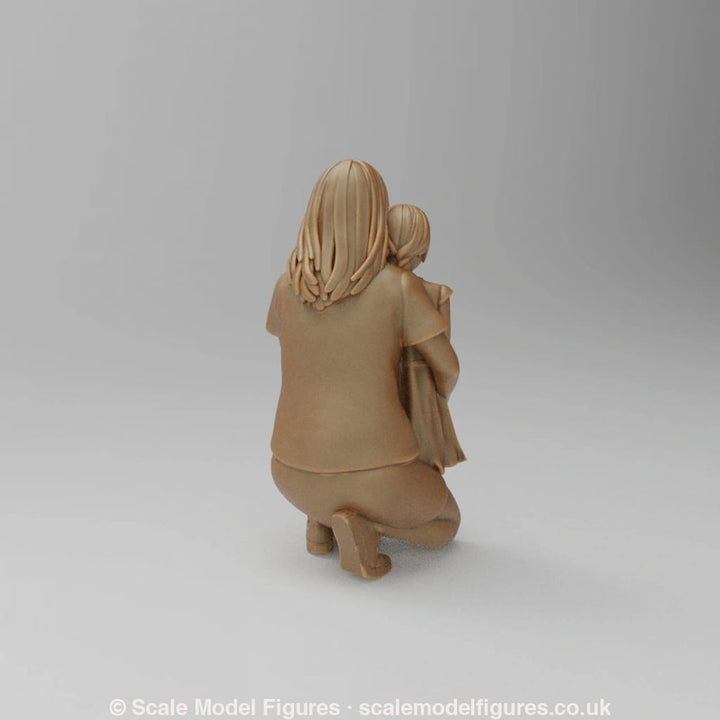 SW884 Mum kneeling with Daughter - Figure