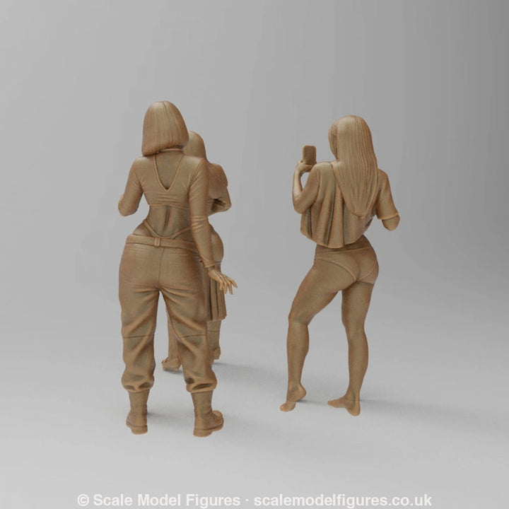 SW9089 3 Girls Posing for Pictures - Figure