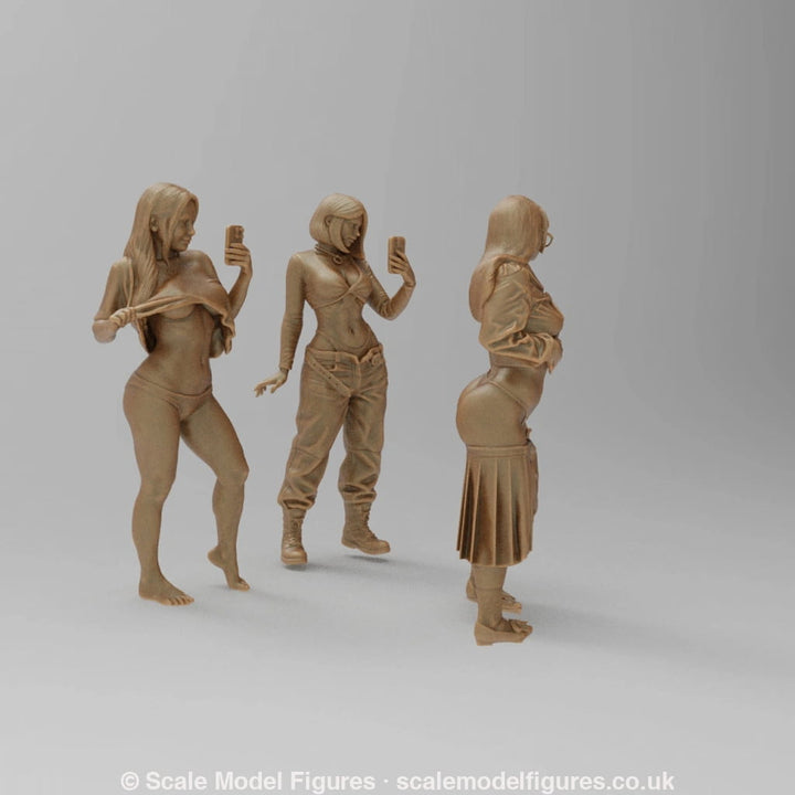 SW9089 3 Girls Posing for Pictures - Figure