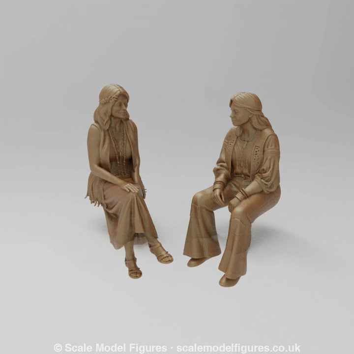 SW9102 2 Hippie Girls Sitting - Figure