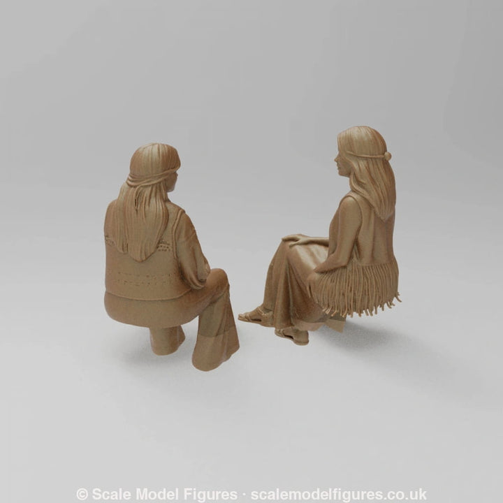SW9102 2 Hippie Girls Sitting - Figure