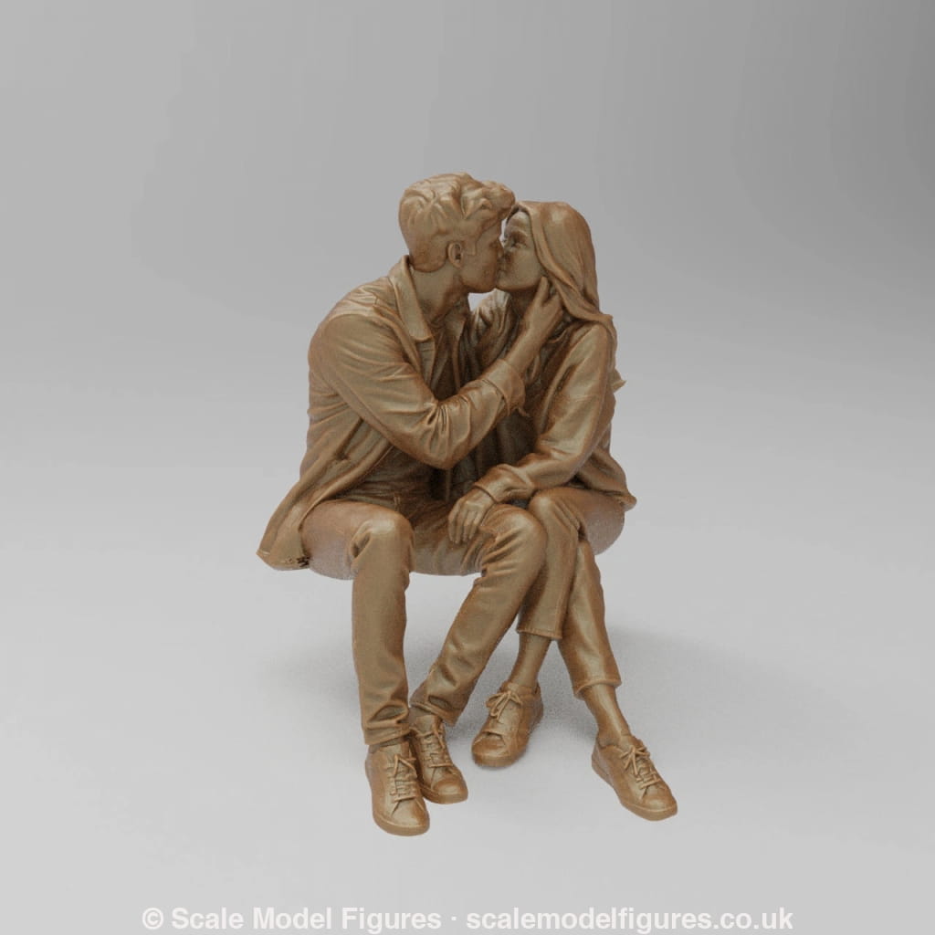 SW9184 Couple Kissing Sitting - Figure