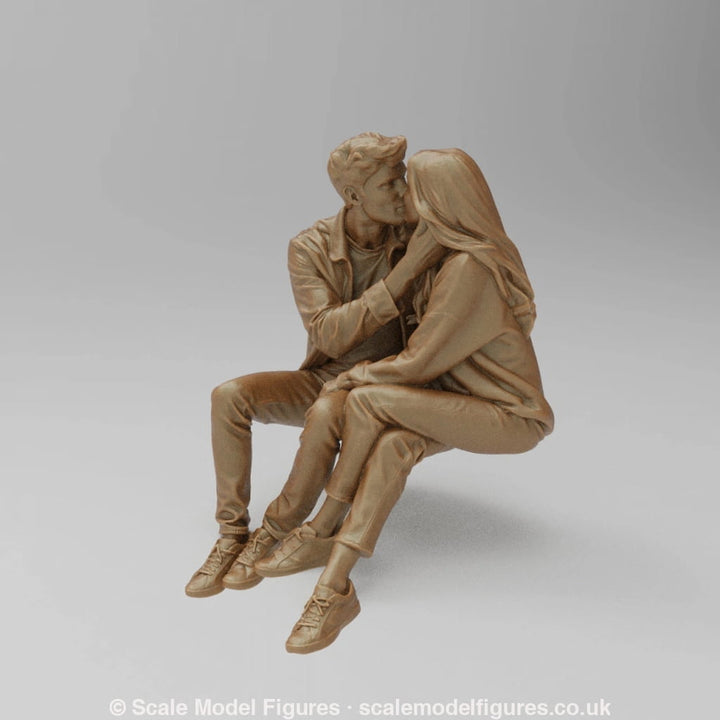 SW9184 Couple Kissing Sitting - Figure