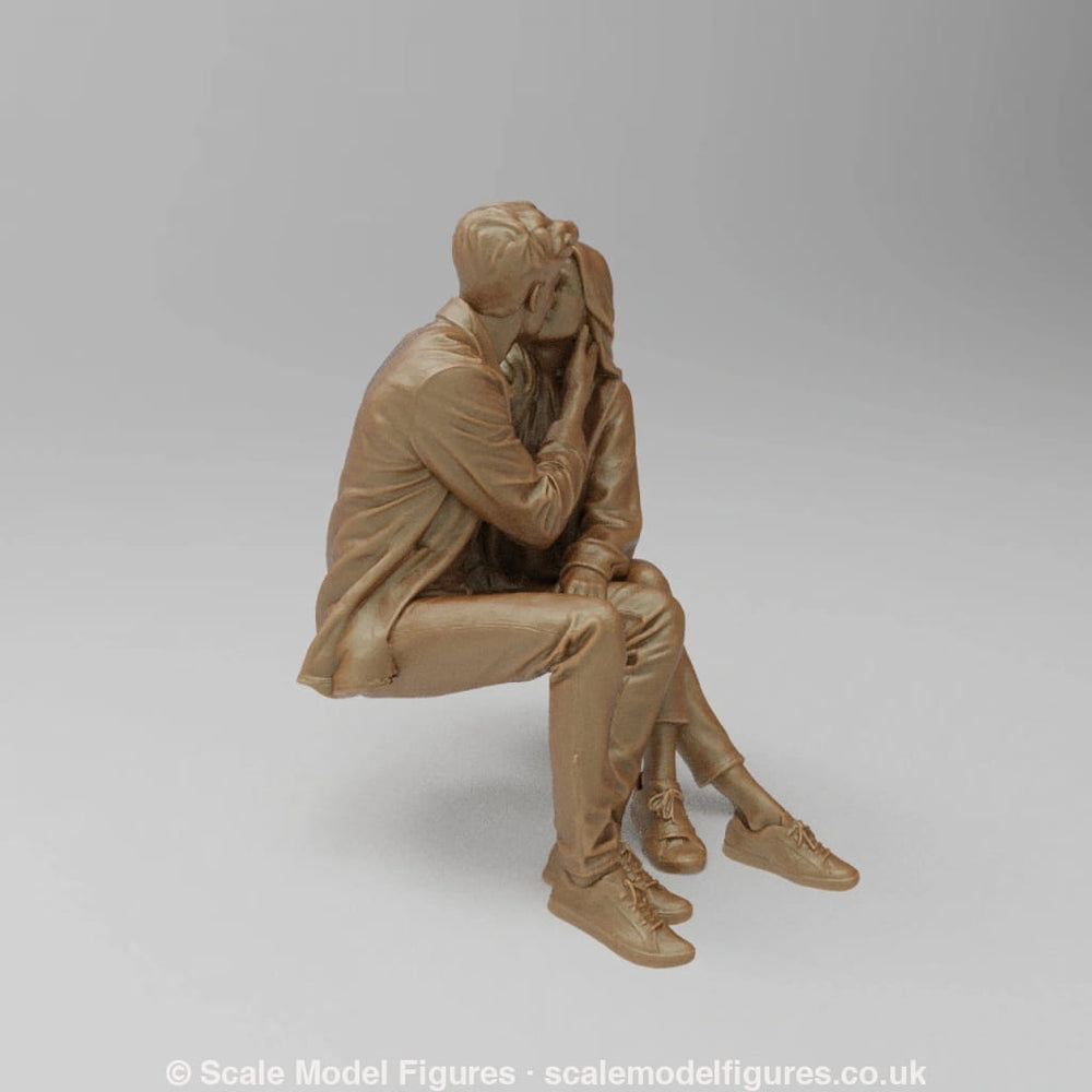 SW9184 Couple Kissing Sitting - Figure
