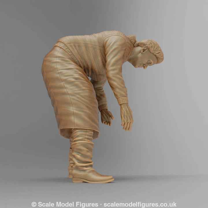 SW977B Female Farm Worker Working in Field - Figure