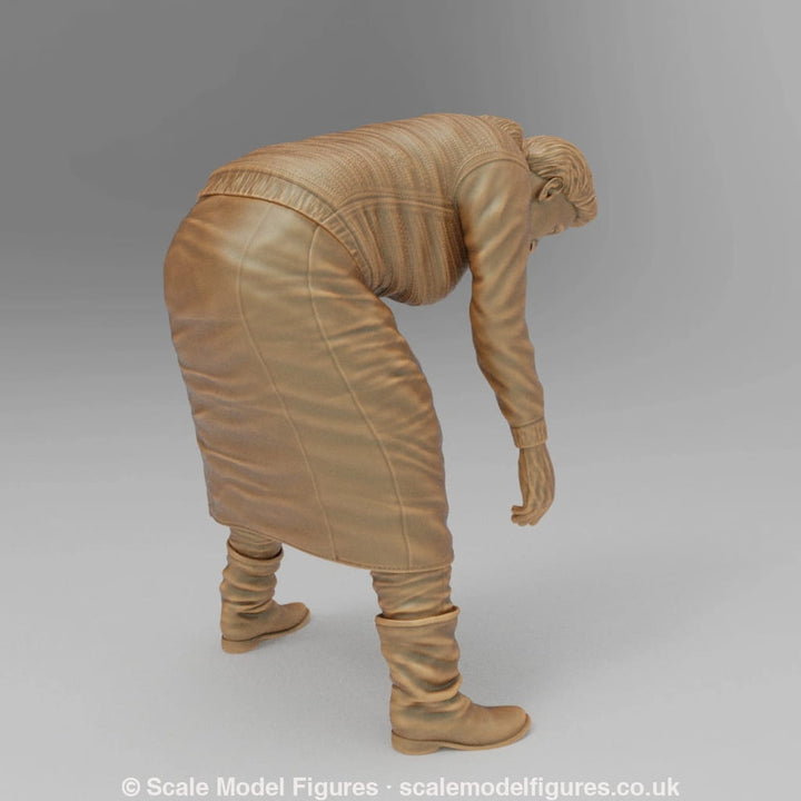 SW977B Female Farm Worker Working in Field - Figure