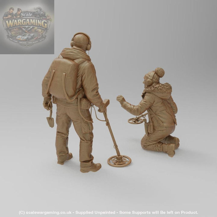 SW8234 Male and Female metal Detectorists - Figure