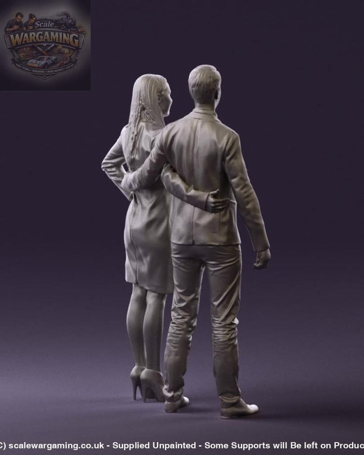 Mm867 Smart Young Couple Hugging Figure