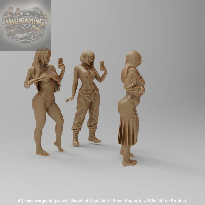 SW9089 3 Girls Posing for Pictures - Figure