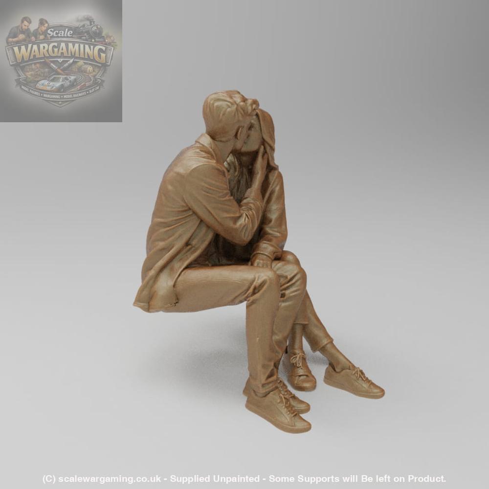SW9184 Couple Kissing Sitting - Figure