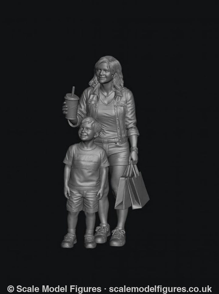 WOSC014 - Motorsport Fan Zone - Mother with Child and Merchandise - Figure